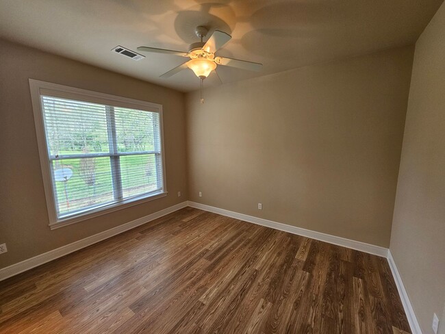 Building Photo - Beautiful Large Home in Johnson