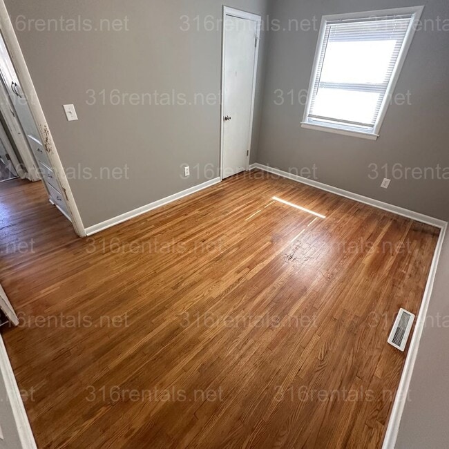 Building Photo - $1200 – 3 Bed + Bonus Room, 1 Bath | Singl...