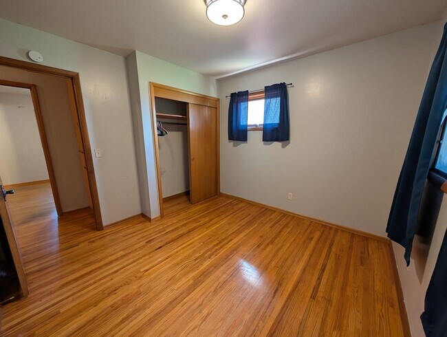Building Photo - Charming 3 bedroom 1.5 bath Orchards house