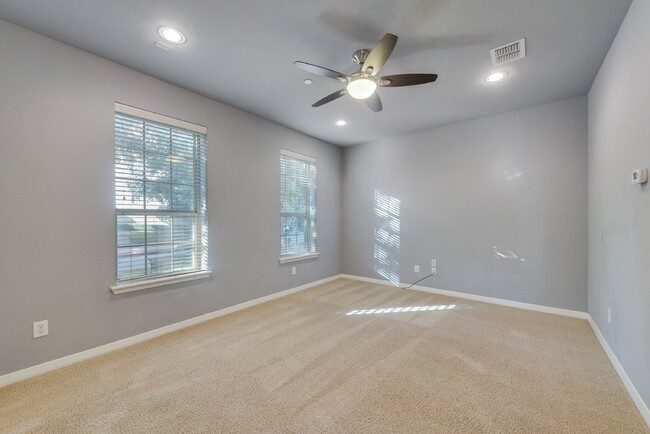 Building Photo - Charming Townhome in Addison