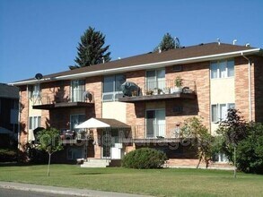 Building Photo - 805 W Villard St