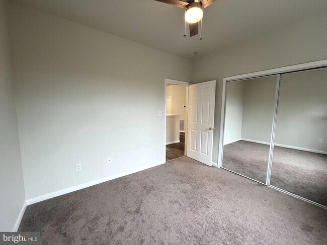 Building Photo - 5000 Hollington Dr