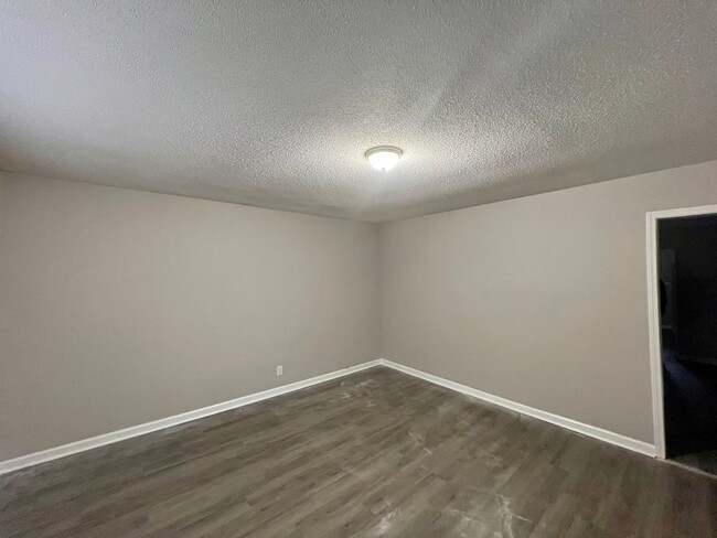 Building Photo - Three bedroom, 1 bath house in Burlington