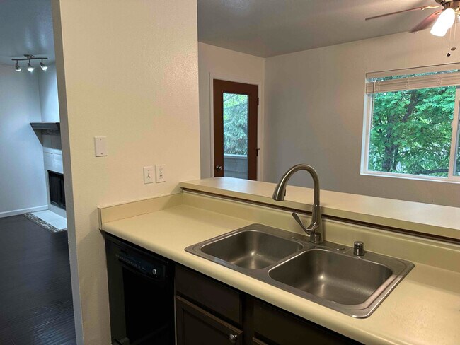 Building Photo - 1930 Congress Cir