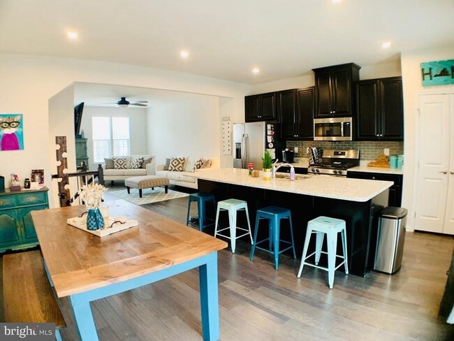 Building Photo - 408 Streamview Dr