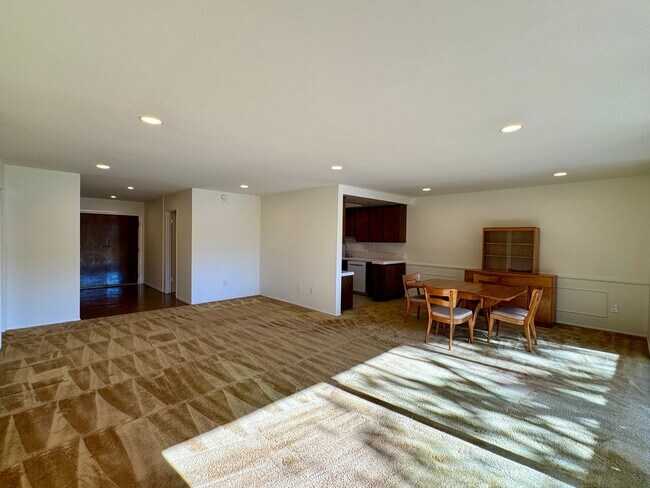 Building Photo - Large 2 bed 2 bath