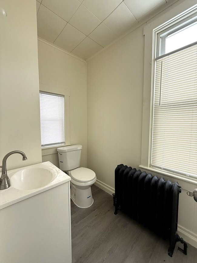 Building Photo - 704 W Main St