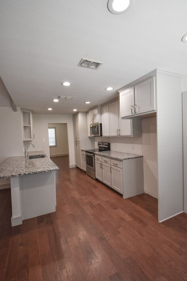 Building Photo - Lease Takeover Opportunity Available! 3 Be...