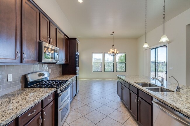 Building Photo - Rare find for this 4 bedroom/3 bath, exqui...