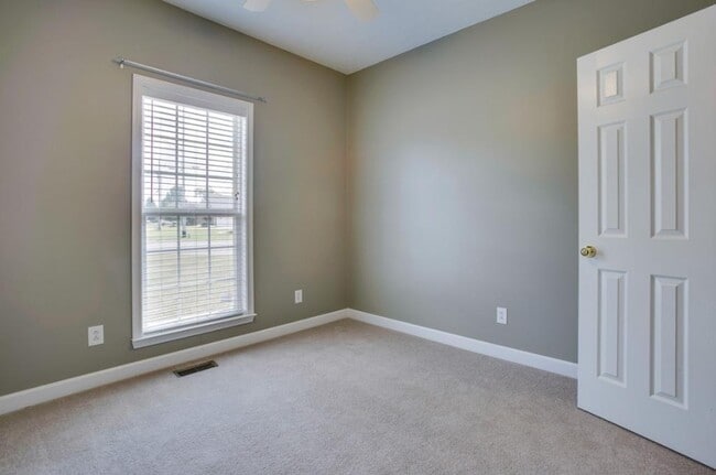 Building Photo - 4650 Hammock Dr