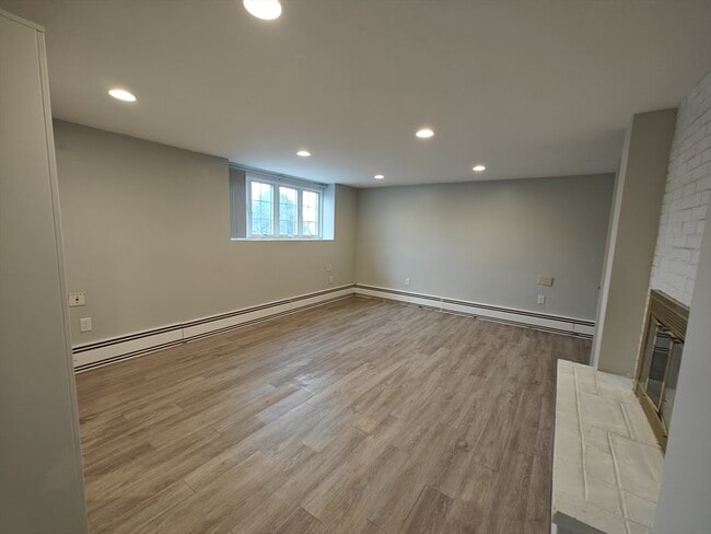 Building Photo - 548 Worcester St