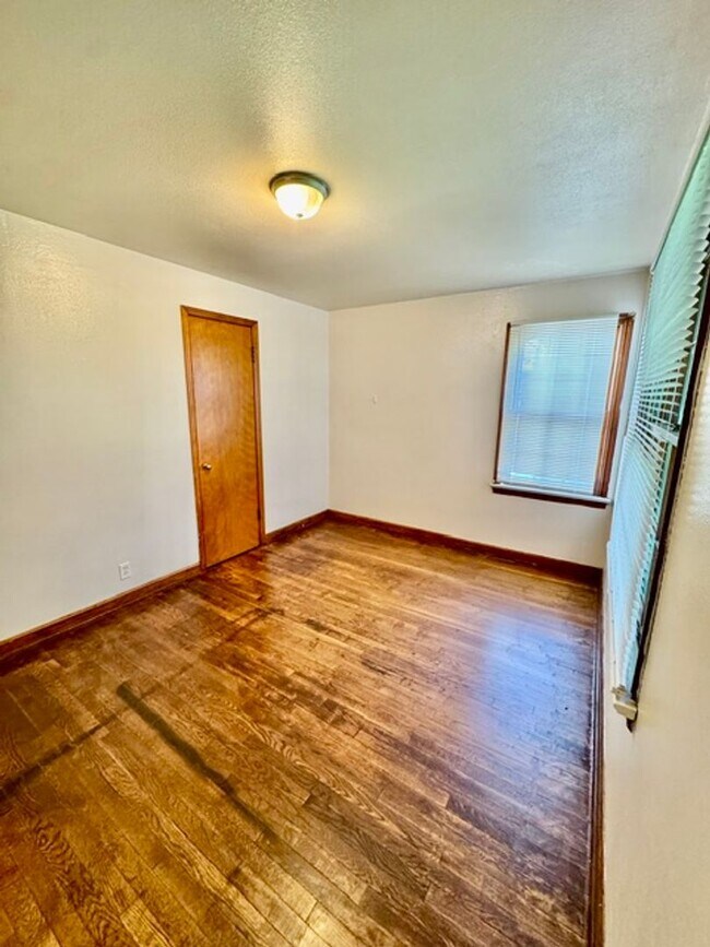 Building Photo - Beautiful 3BD/1BA in St. Louis, MO