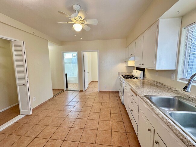 Building Photo - UPCOMING 2 BED 1 BATH COZY CASITA AVAILABLE 5/15/26!!