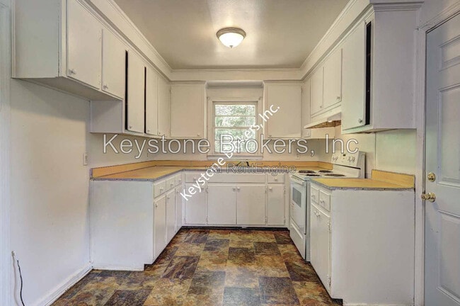Building Photo - 2634 Tredway Dr