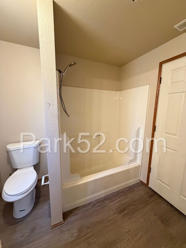 Building Photo - 2 Bedroom Townhome in Gig Harbor - New Flooring!