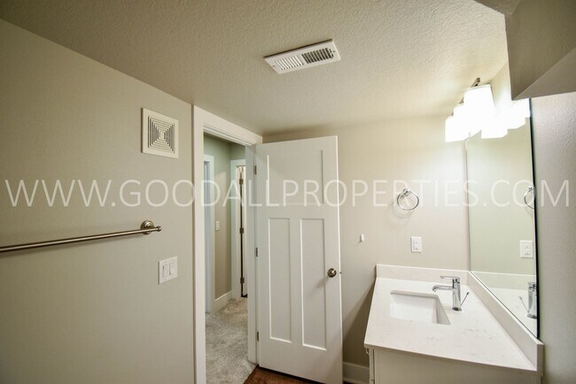 Building Photo - Modern Style Ranch, 3 bedroom 2.5 bath hom...