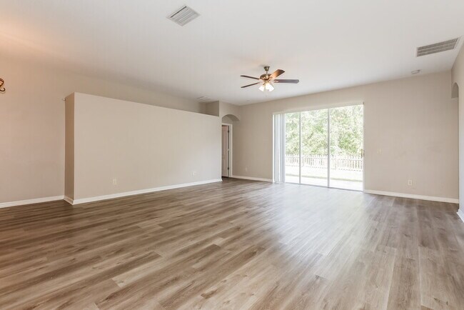 Building Photo - 10445 Meadow Spring Dr