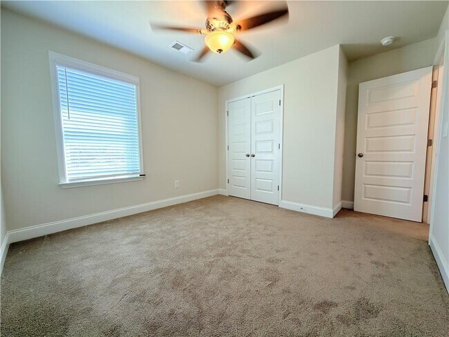 Building Photo - 470 Hellen Vly Dr