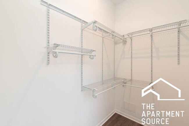 Building Photo - South Loop 3 bed 2 bath -- Updated Kitchen, LARGEST Floorplan in the building