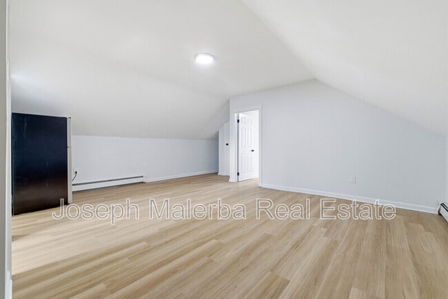 Building Photo - 848 Bank St