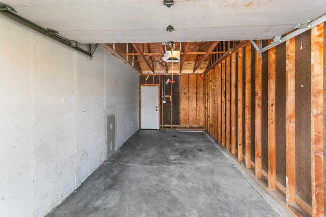 Building Photo - 18200 Fountainbleau Dr
