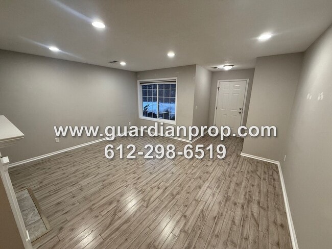 Building Photo - End Unit Townhouse on Secluded Drive Available Now, Updated Kitchen & Baths, Large Primary Suite