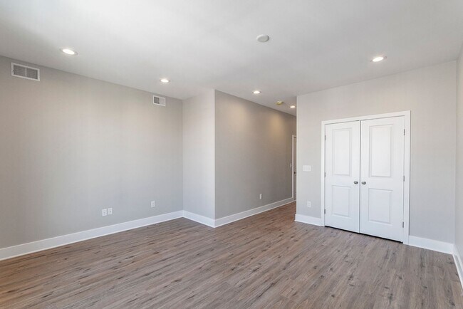 Building Photo - Three Bedroom Point Breeze Townhome w Roof Deck!