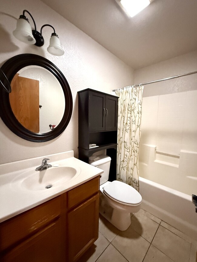 Building Photo - 2202 Lakeview Dr