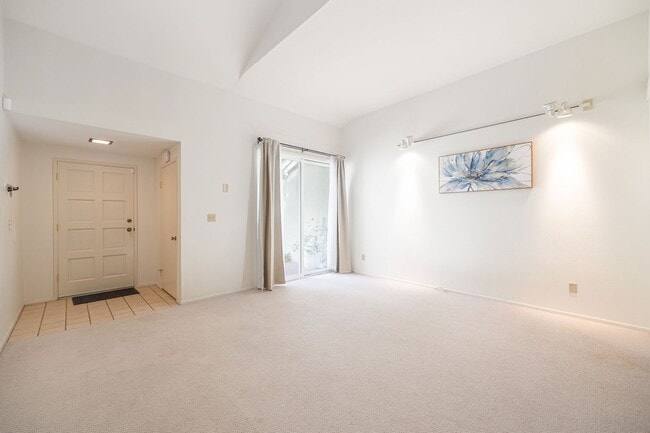 Building Photo - Beautiful large (914 sq feet) 1 bedroom no...