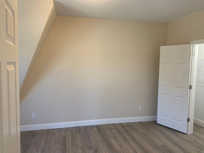 Building Photo - 129 Kenoza Ave