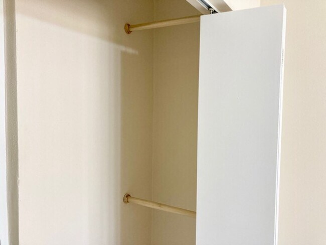 Building Photo - Clean ready to go 2/1 in Beverly Hills!