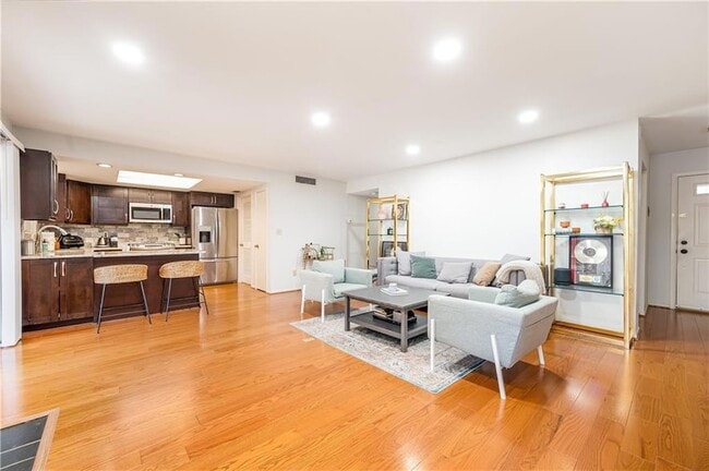 Building Photo - 23 Middleton Ct