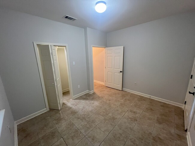 Building Photo - 2 bedroom, 1 bathroom home located in Gree...