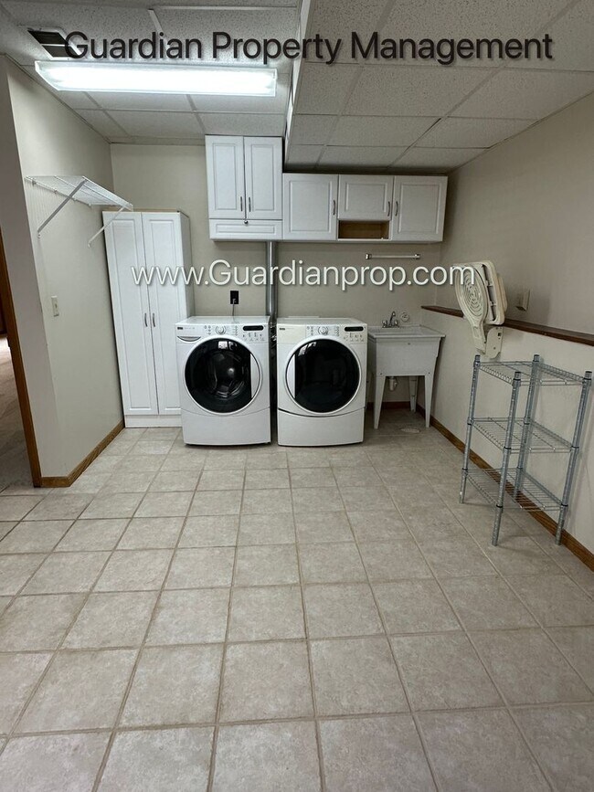 Building Photo - Eden Prairie Single Family Home, 2 Car Garage, Large Fenced Back Yard, September/October Move in