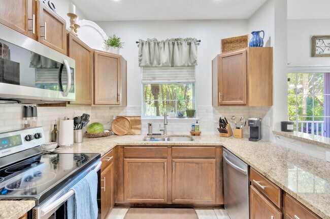 Building Photo - Great Townhouse in Gated Community