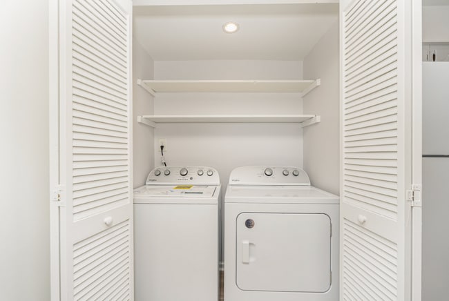 Building Photo - Beautifully Maintained 2-Bedroom Townhome in Desirable Cary Location