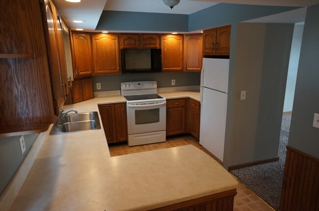 Building Photo - AVAILABLE JUNE 1st - 3 Bed, 1 Bath Home!