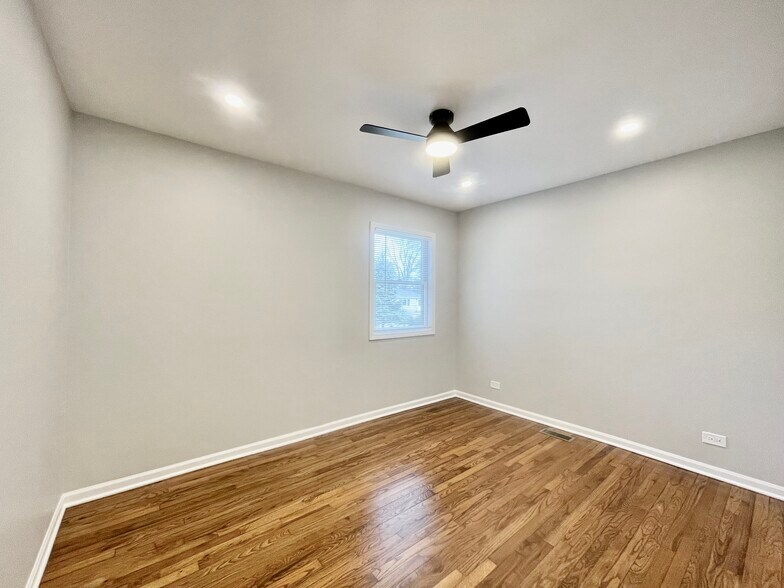 Building Photo - 15 Bradley Ln