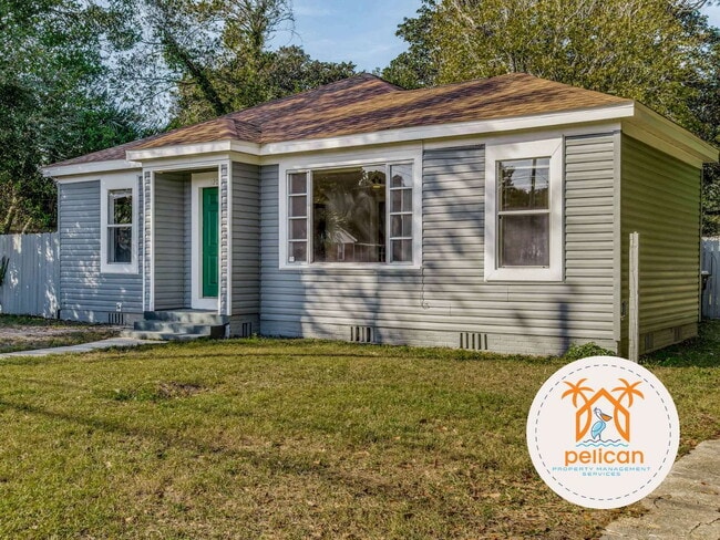 Building Photo - Cozy 2 Bedroom House with Large Yard in Pe...