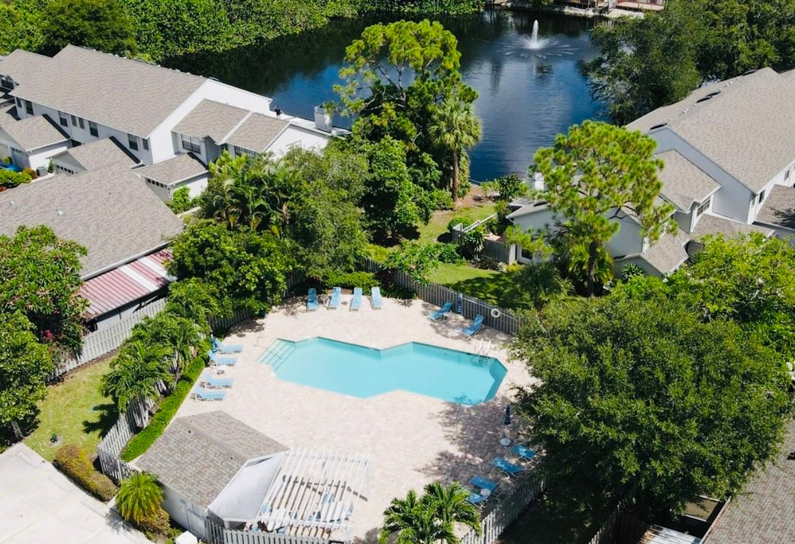 Building Photo - 833 Meadowland Dr