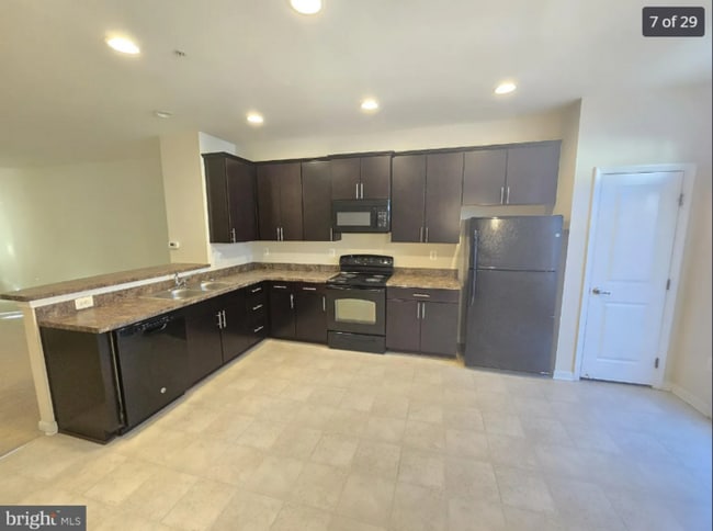 Building Photo - 3 Bedroom Beauty