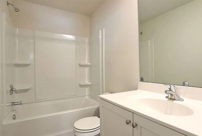 Building Photo - Newer Townhome for Lease – 2 Primary Suites + Open Layout