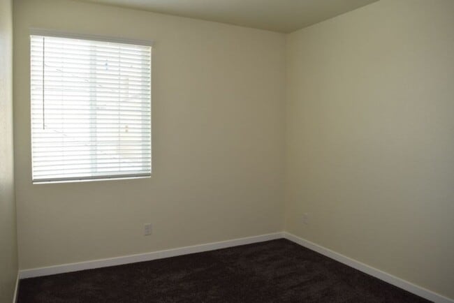 Building Photo - 3280 Chickadee Ct