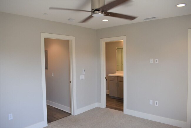 Building Photo - 2 bedroom 2.5 bath Townhome, walking dista...