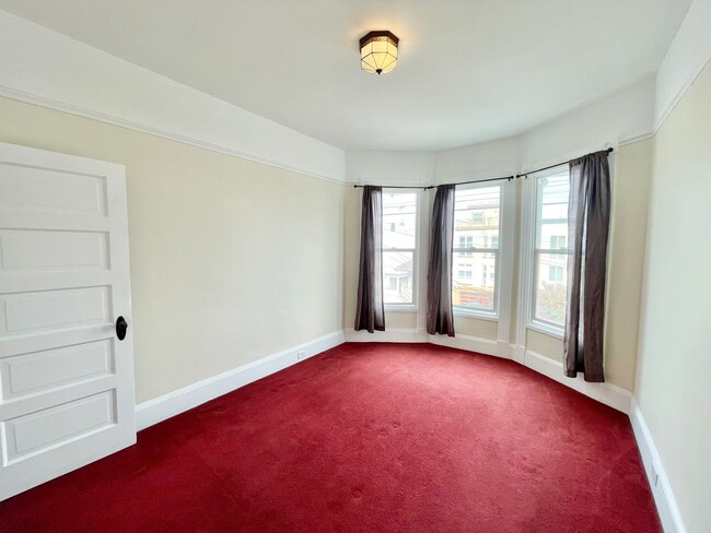 Building Photo - Wonderful Light and Bright Top Floor 2BR/1...