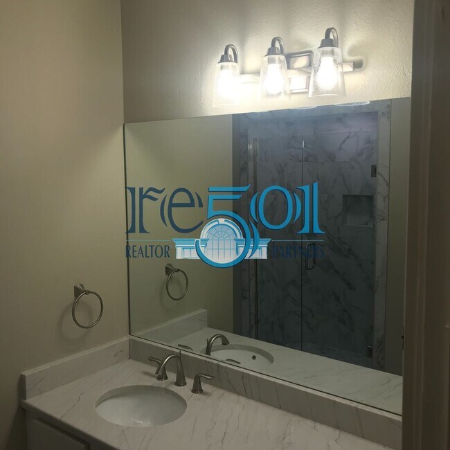Building Photo - *New Price*  Newly Renovated Immaculate Co...