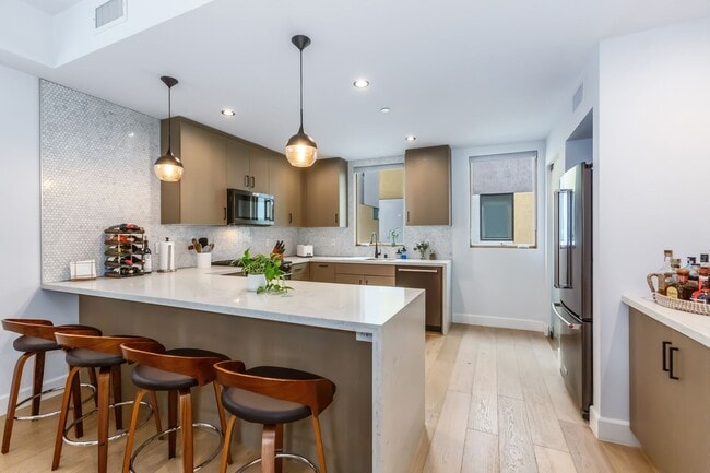 Building Photo - Stunning home in Studio City!