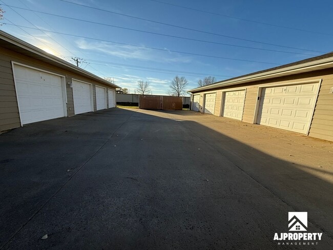 Building Photo - 931 S Newcomb Ave