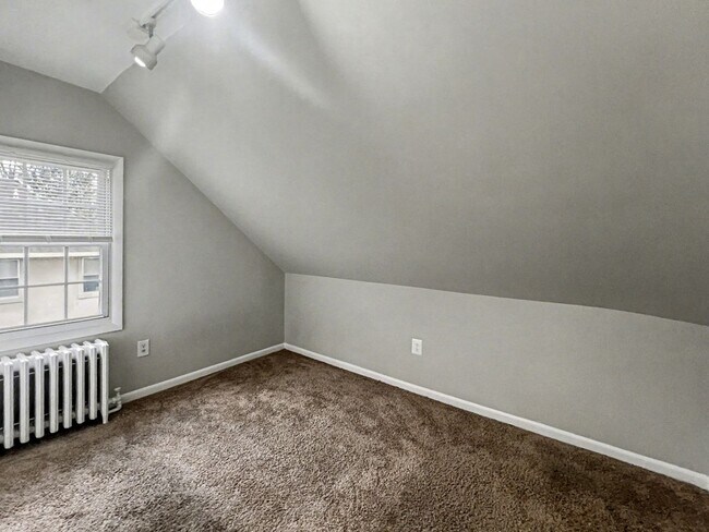 Building Photo - 4 Bedroom and 2 Bath House with In-Unit Laundry, Dishwasher, and Off-Street Parking