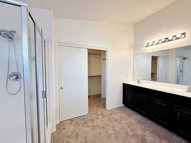 Building Photo - SINGLE STORY HOME WITH CASITA IN GATED COMMUNITY